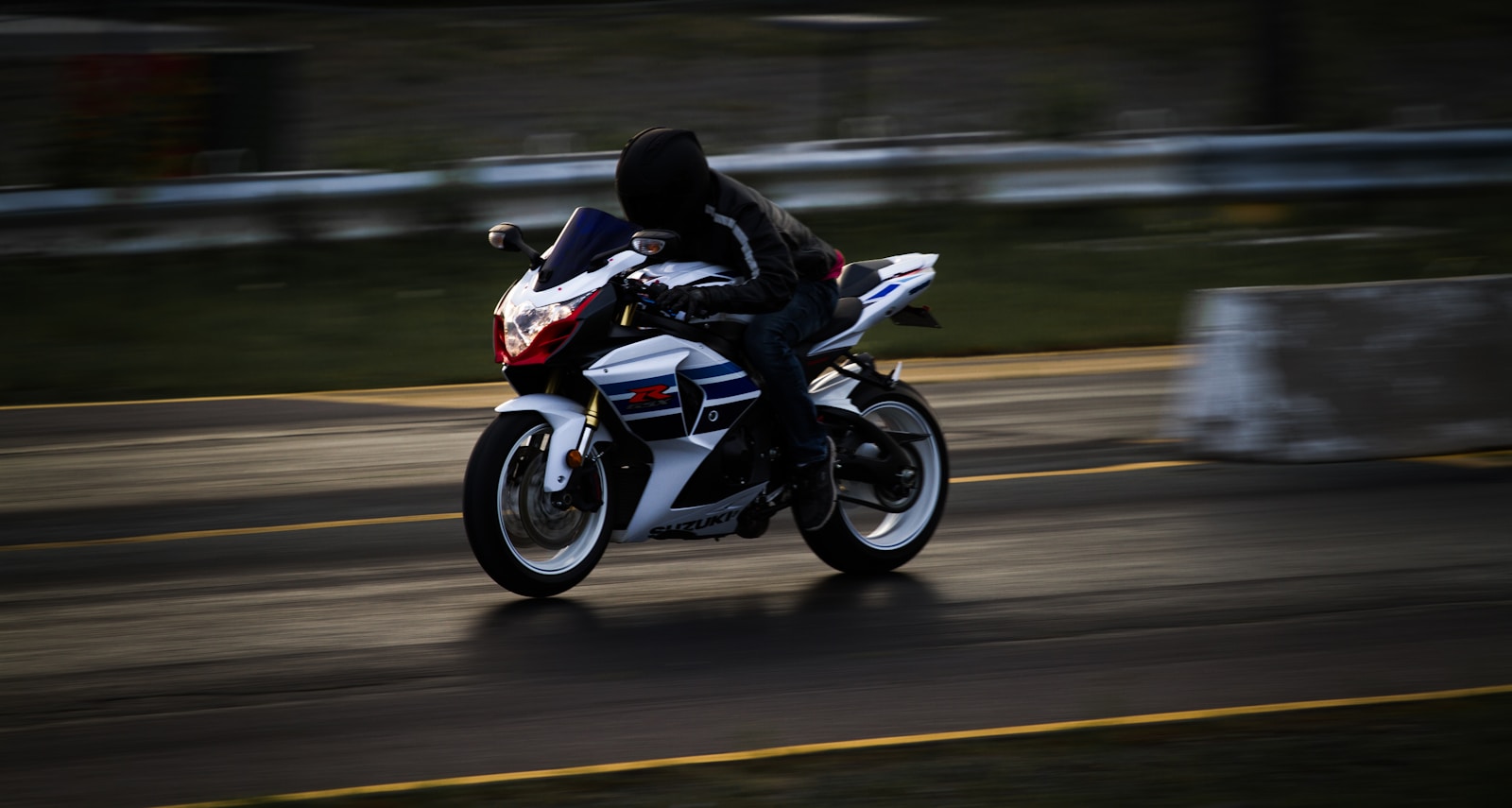 Tarnowskie Góry: Pościg za motocyklistą zakończony kolizją z radiowozem